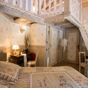 Chalet cosy avec mezzanine, décor champêtre et lumière douce à Grand-Est.