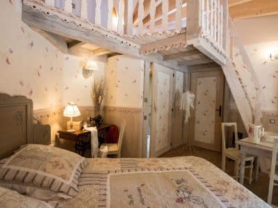 Chalet cosy avec mezzanine, décor champêtre et lumière douce à Grand-Est.