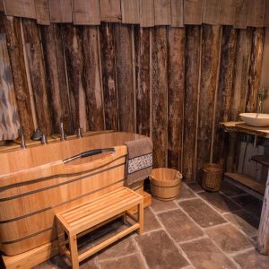 Hébergement insolite en bois avec baignoire en bois et murs rustiques à Grand-Est.