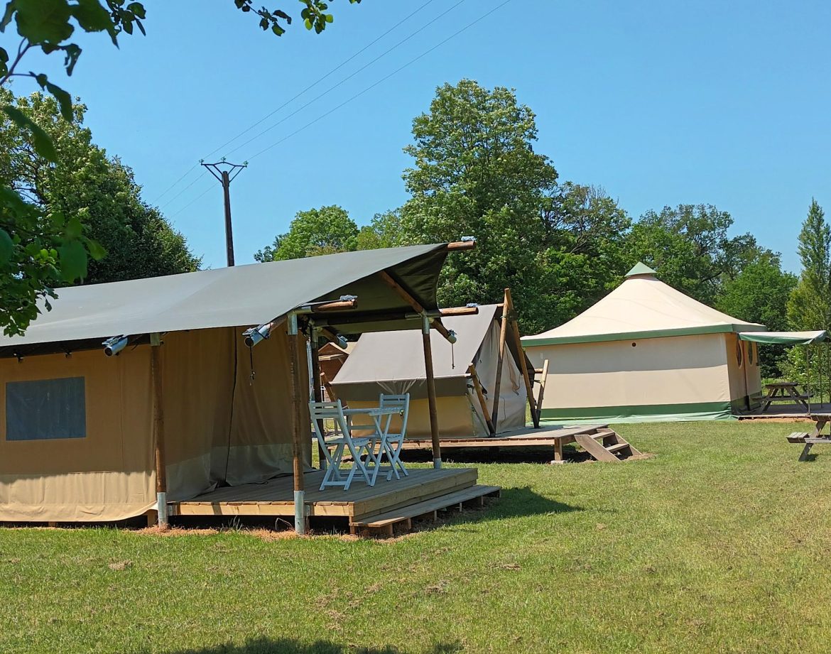 Tentes safari spacieuses dans un cadre verdoyant, parfaites pour un séjour nature.