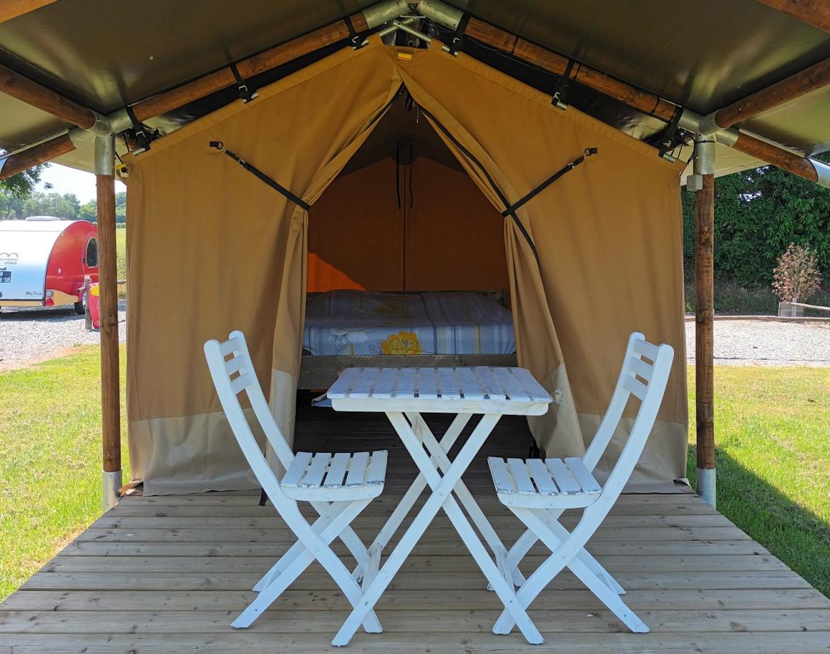Tente safari cosy avec terrasse en bois et mobilier blanc dans le Pays de la Loire.