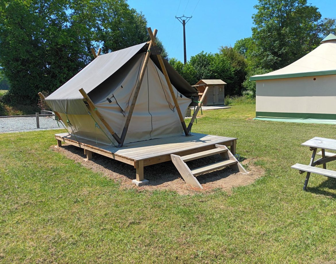 Tente safari sur plateforme en bois, située dans un cadre verdoyant en Pays de la Loire.