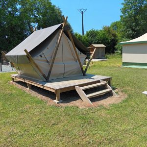 Tente safari sur plateforme en bois, située dans un cadre verdoyant en Pays de la Loire.