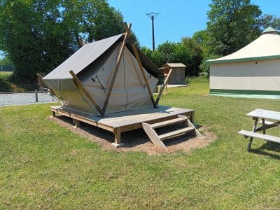 Tente safari sur plateforme en bois, située dans un cadre verdoyant en Pays de la Loire.