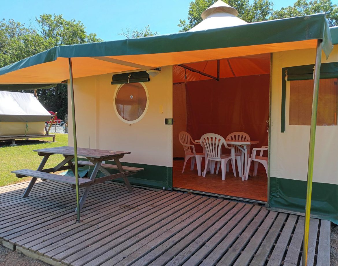 Tente safari spacieuse avec terrasse en bois et mobilier de jardin au Pays de la Loire.