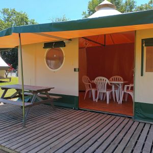 Tente safari spacieuse avec terrasse en bois et mobilier de jardin au Pays de la Loire.