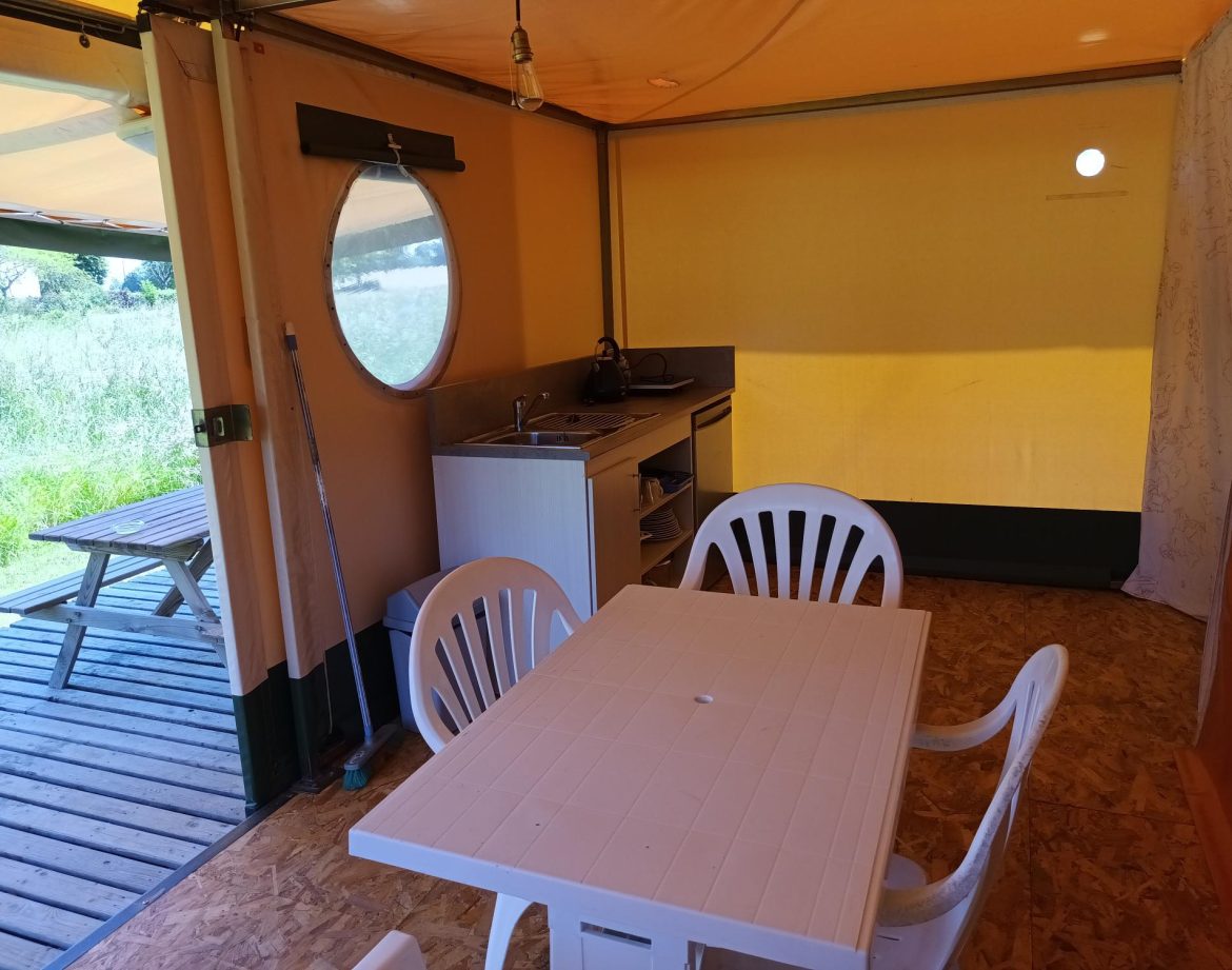 Tente safari spacieuse avec cuisine équipée et vue sur la nature en Pays de la Loire.