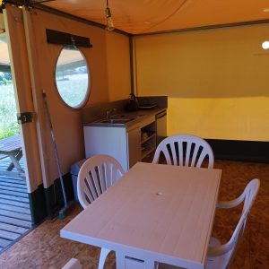 Tente safari spacieuse avec cuisine équipée et vue sur la nature en Pays de la Loire.