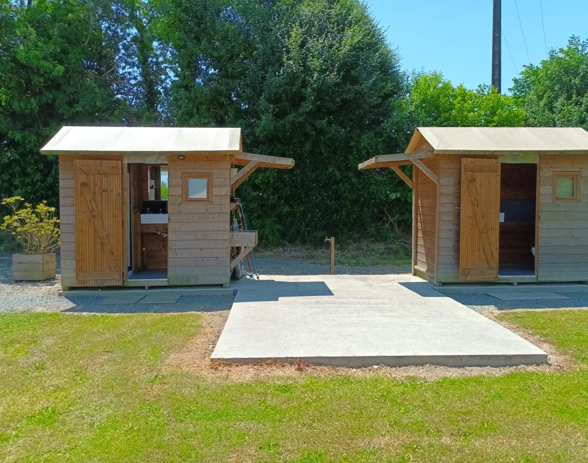 Hébergement insolite en bois à Pays de la Loire, avec deux cabanes lumineuses.