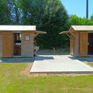Hébergement insolite en bois à Pays de la Loire, avec deux cabanes lumineuses.