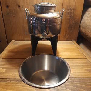 Hébergement insolite en Auvergne-Rhône-Alpes avec un pot en métal sur un support en bois.