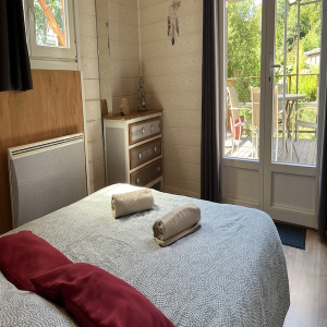 Chalet cosy en Aquitaine, avec lit douillet et accès à une terrasse ensoleillée.