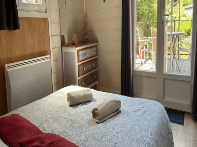 Chalet cosy en Aquitaine, avec lit douillet et accès à une terrasse ensoleillée.
