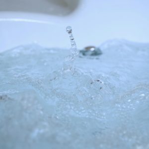 Bain à remous dans un hébergement insolite au Limousin, ambiance relaxante et apaisante.