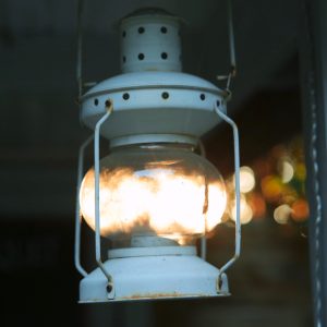 Lanterne vintage éclairant un hébergement insolite au cœur du Limousin.