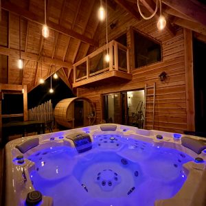 Hébergement insolite en Midi-Pyrénées avec jacuzzi illuminé et ambiance chaleureuse.