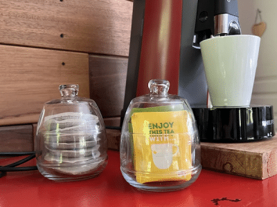 Espace café dans un hébergement insolite en Aquitaine, avec thé et café en sachets.