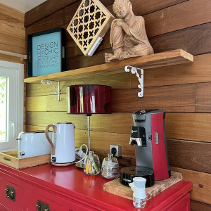 Hébergement insolite en Aquitaine avec une cuisine moderne et décor bois chaleureux.