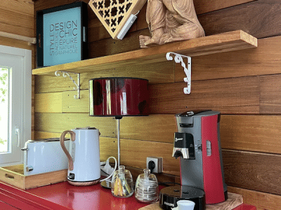 Hébergement insolite en Aquitaine avec une cuisine moderne et décor bois chaleureux.