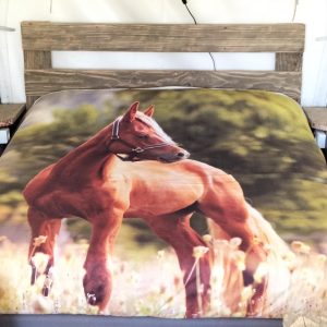 Hébergement insolite en Pays de la Loire avec un lit décoré dune couette de cheval.