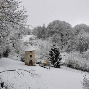 Hébergement insolite en Midi-Pyrénées : un petit chalet en pierre sous la neige.