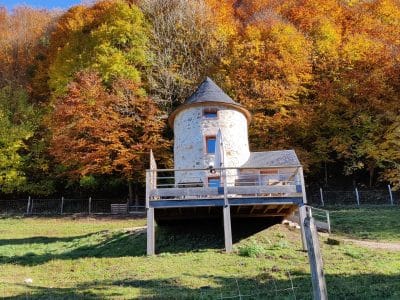 Moulin en bois perché, entouré darbres aux couleurs dautomne, à Midi-Pyrénées.