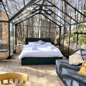 Hébergement insolite en verre à Midi-Pyrénées, lit douillet entouré de nature.