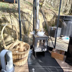 Hébergement insolite en verre avec poêle à bois et vue sur la nature en Midi-Pyrénées.