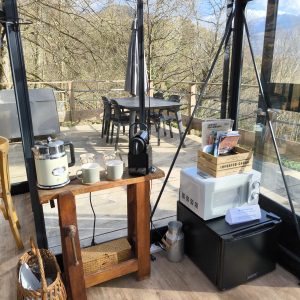 Hébergement insolite en Midi-Pyrénées : véranda lumineuse avec kitchenette équipée.