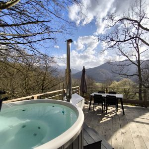 Hébergement insolite en Midi-Pyrénées avec jacuzzi et vue panoramique sur les montagnes.