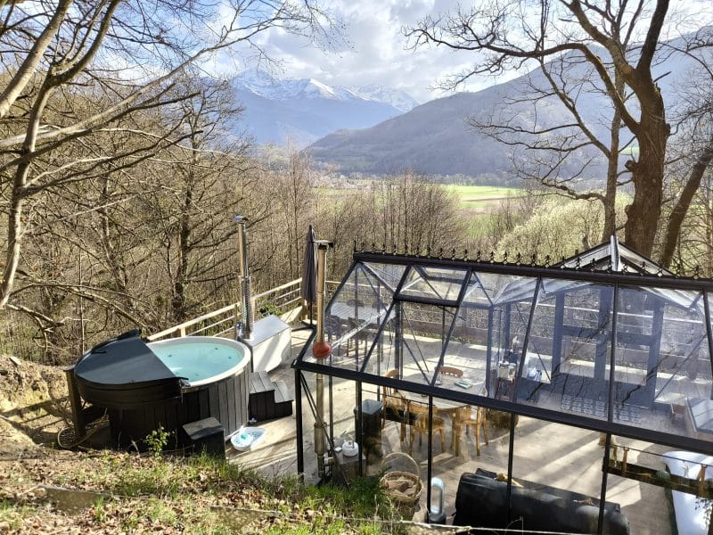 Hébergement insolite en Midi-Pyrénées avec jacuzzi et vue sur les montagnes.