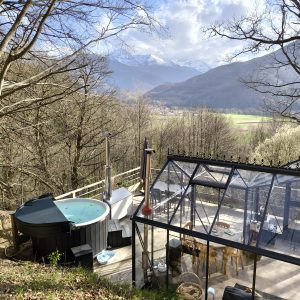 Hébergement insolite en Midi-Pyrénées avec jacuzzi et vue sur les montagnes.