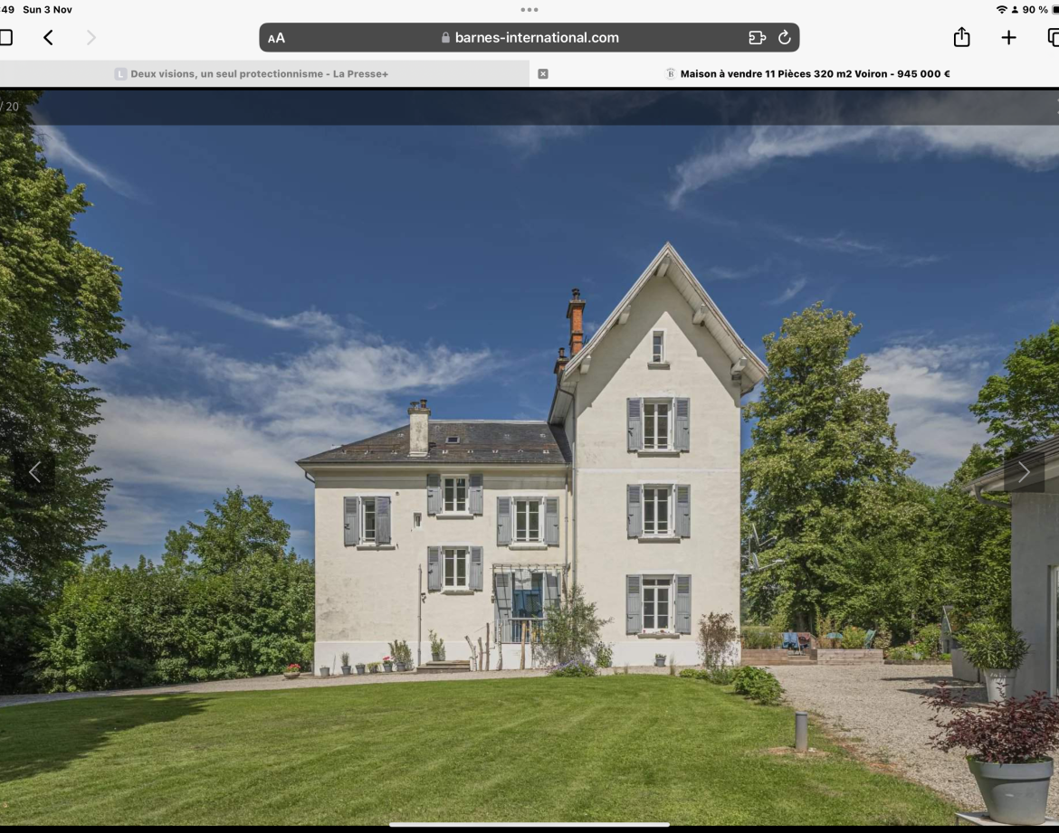 Maison de charme avec façade blanche et jardin verdoyant en Auvergne-Rhône-Alpes.