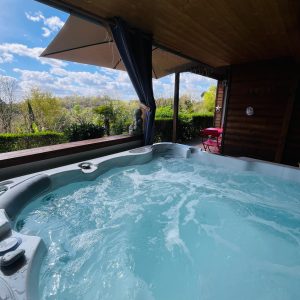 Hébergement insolite en Aquitaine avec jacuzzi et vue sur la nature environnante.