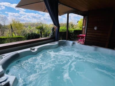 Hébergement insolite en Aquitaine avec jacuzzi et vue sur la nature environnante.