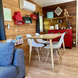 Hébergement insolite en Aquitaine : chalet en bois avec mobilier moderne et chaleureux.