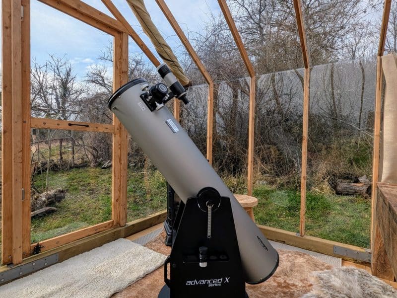 Hébergement insolite en verre avec télescope, offrant une vue imprenable sur le ciel.