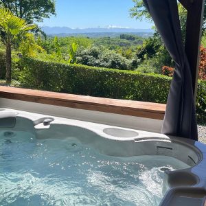 Hébergement insolite en Aquitaine avec jacuzzi et vue panoramique sur la nature.