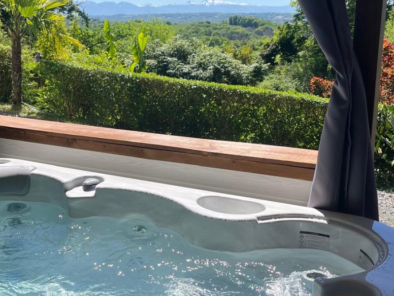 Hébergement insolite en Aquitaine avec jacuzzi et vue panoramique sur la nature.