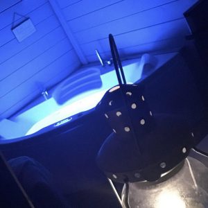 Hébergement insolite à Limousin avec jacuzzi éclairé en bleu et lanterne décorative.