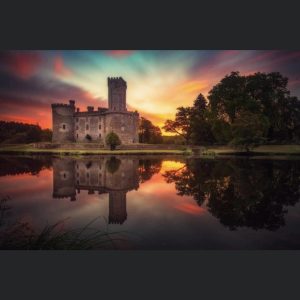 Château insolite à Limousin, reflet majestueux dans leau au coucher du soleil.
