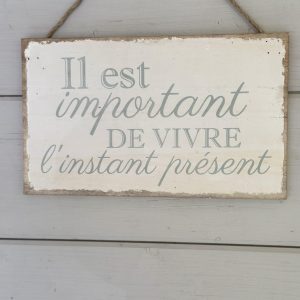 Hébergement insolite à Limousin : une cabane en bois avec une citation inspirante.