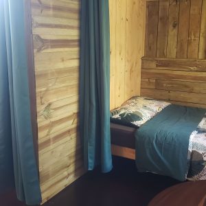 Hébergement insolite en bois en Haute-Normandie, avec lit douillet et décoration naturelle.