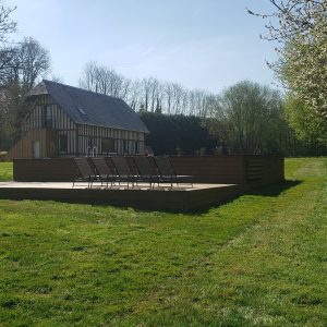 Hébergement insolite en Haute-Normandie, maison à colombages avec terrasse en bois.