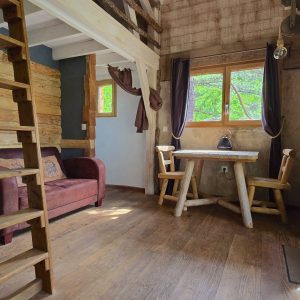Cabane en bois à Provence-Alpes-Côte dAzur, avec un intérieur chaleureux et lumineux.