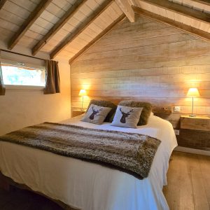 Chalet en bois cosy avec lit douillet et décoration chaleureuse en Provence-Alpes-Côte dAzur.