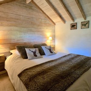 Chalet en bois chaleureux avec lit douillet et décor animalier à Provence-Alpes-Côte dAzur.