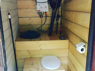 Toilettes sèches en bois dans un hébergement insolite en Champagne-Ardenne.