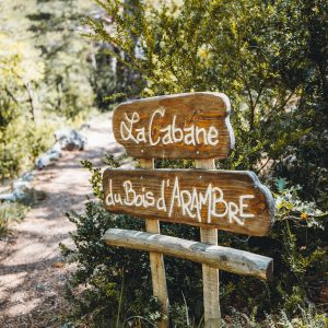 Cabane en bois au cœur de la nature, entourée de verdure à Provence-Alpes-Côte dAzur.