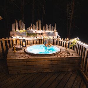 Hébergement insolite en cabane avec jacuzzi sous les étoiles en Provence-Alpes-Côte dAzur.